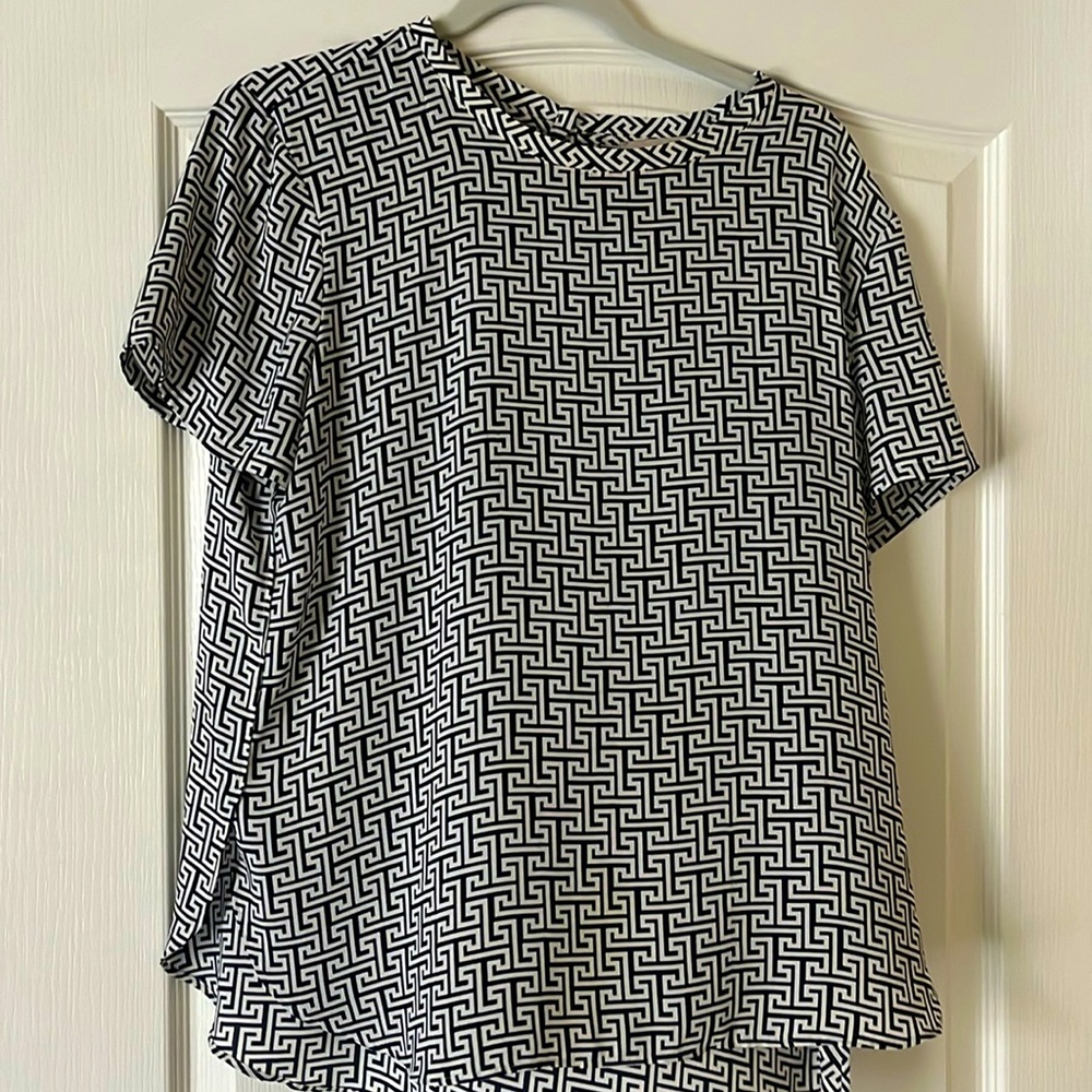 Short sleeve with Gothic blue and white pattern